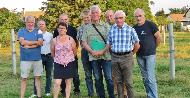 photo  l’équipe organisatrice du comice communal d’auvers-le-hamon, autour de son président michel david, en chemise à carreaux au premier rang.  &copy;  ouest-france 