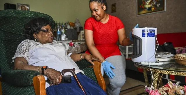 photo  à 88 ans, marie-thérèse housseau est bénéficiaire de l’apa. des aides à domicile viennent pour lui faire la toilette et un brin de ménage plusieurs fois par semaine.  &copy;  le maine libre – denis lambert 