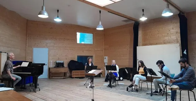 photo  martin moulin, compositeur et directeur de l’ensemble offrandes en séancesde travail avec les cinq chanteurs pour ce deuxième livre de madrigaux.  &copy;  ouest-france 