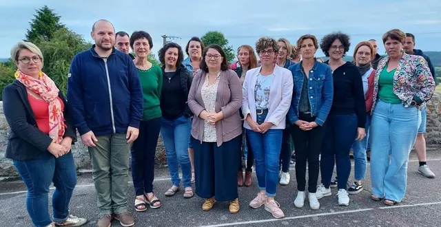 photo  stéphane chevron entouré de son équipe avec, à sa droite, anne pereira, qui quitte l’école.  &copy;  ouest-france 