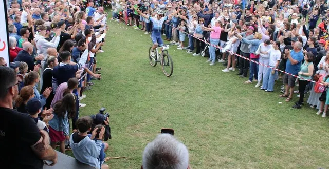 photo  l’arrivée a fait l’objet d’une joyeuse manifestation avec un nombreux public particulièrement bien installé dans un espace très dégagé capable d’accueillir un millier de personnes.  &copy;  ouest-france 