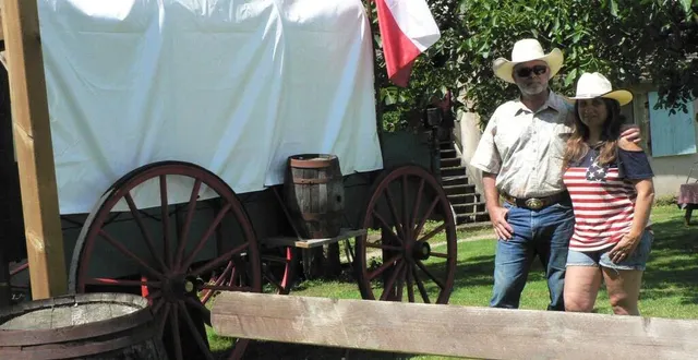 photo  kate et garrett invitent les amateurs du far west à la découverte de leur univers à mézières-sur-ponthouin.  &copy;  ouest-france 