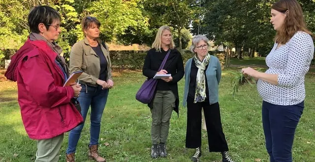 photo  stéphanie bloc (à droite), herboriste, animera la balade de découverte des plantes médicinales.  &copy;  archives ouest-france 