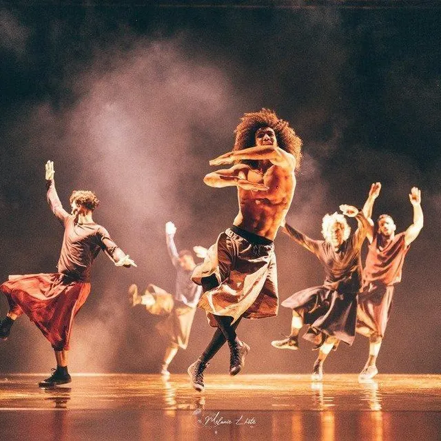 photo la compagnie hervé koubi et son spectacle sol invictus, à sablé-sur-sarthe le samedi 26 avril 2025.  ©  l’entracte