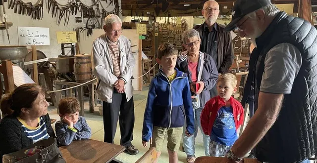 photo  dans la partie école du musée campagne rétro, guy fouilleux se souvient de l’époque où il ponçait les pupitres, à la fin de l’année scolaire.  &copy;  le maine libre 