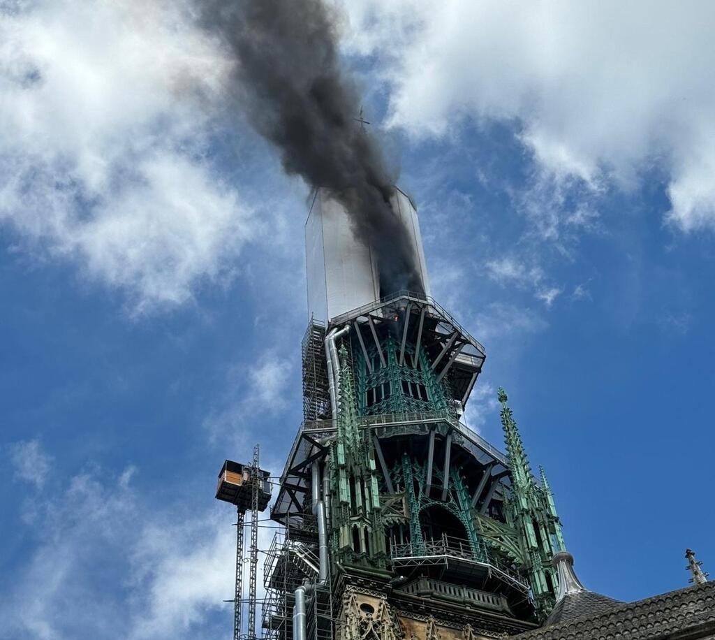 La Flèche De La Cathédrale De Rouen En Feu, L’incendie Est Maîtrisé, 70 ...