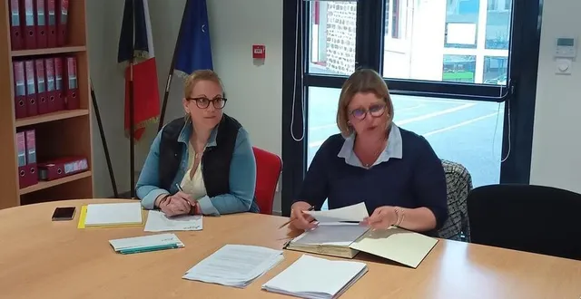 photo  la maire karine mullet (à droite) aux côtés de céline jallot, secrétaire générale.  &copy;  ouest-france 