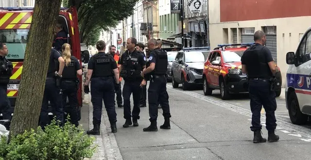 photo  une dizaine de policiers et des pompiers en intervention, jeudi 11 juillet après-midi, rue du port, au mans. il s’agissait de maîtriser une femme souffrant de problèmes psychologiques.  &copy;  ouest-france 