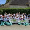 photo petits et grands se sont associés dans une démarche environnementale.