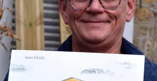 photo  katrin ehlers avecun exemplaire de son carnet de voyage.  &copy;  le maine libre 