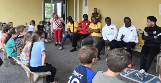 photo  une belle rencontre en fin d’année scolaire dont se souviendront les enfants.  &copy;  le maine libre 