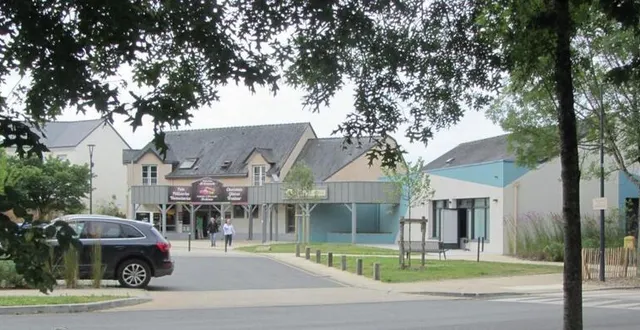 photo  la bibliothèque municipale – bâtiment à droite – a trouvé refuge au cœur du village auprès des commerces. une cohabitation qui se révèle aujourd’hui gagnante, la baguette de pain pouvant s’allier avec le livre de poche.  &copy;  co 