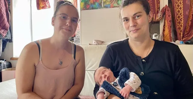 photo  tiffany (à droite) a donné naissance à linaya chez elle, épaulé par son conjoint et irène (à gauche) sa voisine et amie de longue date.  &copy;  le maine libre 