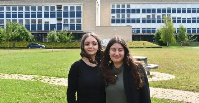 photo  rabia et rumeysa ont obtenu leur bac avec mention très bien en section européenne, au lycée marguerite-de-navarre.  &copy;  ouest france 