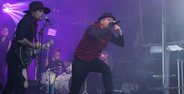 photo  samedi 6 juillet 2024, le festival les garennes a connu un succès populaire avec, en tête d’affiche, le groupe rennais apes o’clock.  &copy;  ouest-france 