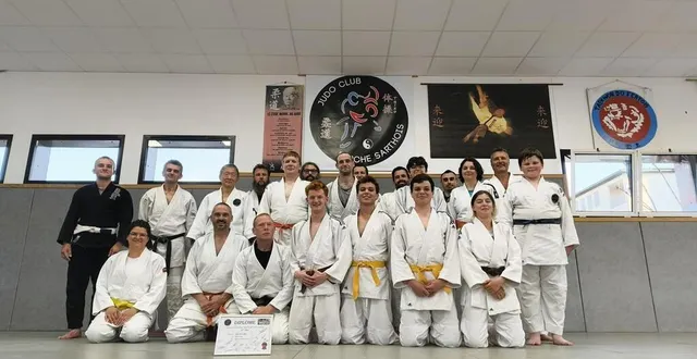 photo  les licenciés du club se sont vus remettre de nouvelles ceintures.  &copy;  jc perche sarthois 