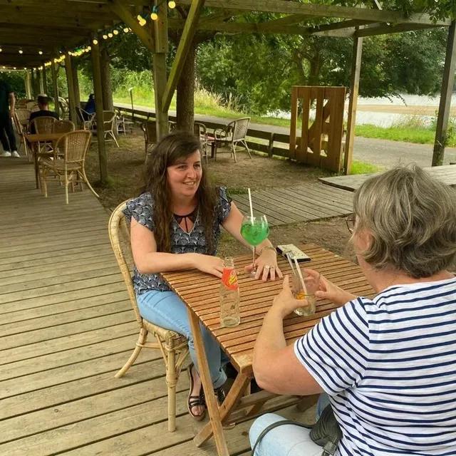 photo sur la terrasse de la croisette, à béhuard, au sud d’angers (maine-et-loire), les clients sont peu nombreux. la faute à la météo.  ©  ouest-france