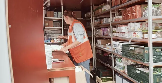 photo  l’épicerie itinérante à destination des foyers aux revenus modestes, mais qui ne bénéficient pas de l’aide alimentaire, fera deux arrêts par semaine à alençon.  &copy;  ville d’alençon 