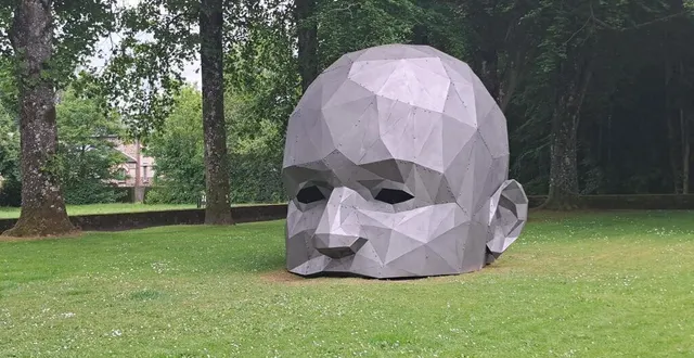 photo  l’œuvre face à face de thomas voillaume est venue agrémenter le parc vivant du château de flers (orne) pour deux ans.  &copy;  ouest-france 