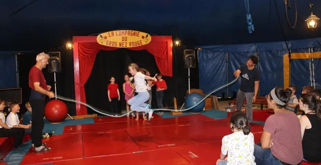 photo  les enfants de vimoutiers (orne) s’initient aux arts du cirque sous la houlette de dominique et de nicolas.  &copy;  ouest-france 