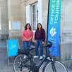 photo maud londero (à gauche), conseillère en séjour et solène touchet, saisonnière et conseillère à l’office de tourisme de la communauté de communes, proposeront des vélos électriques à la location.