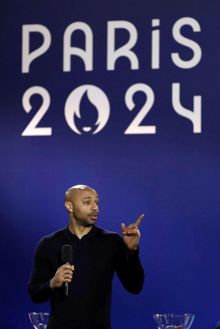 JO 2024. Thierry Henry premier relayeur de la flamme olympique à Paris