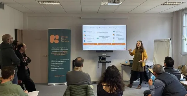 photo  estelle derosne et hélène kergoat du collectif bocage zéro carbone sensibilisent à la diminution de l’empreinte carbone.  &copy;  archives ouest-france 