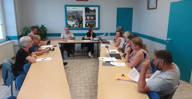 photo  onze conseillers étaient présents et une douzaine d’habitants se sont installés sagement au fond de la salle. aucun incident n’est venu troubler le bon déroulement du conseil municipal.  &copy;  ouest-france 