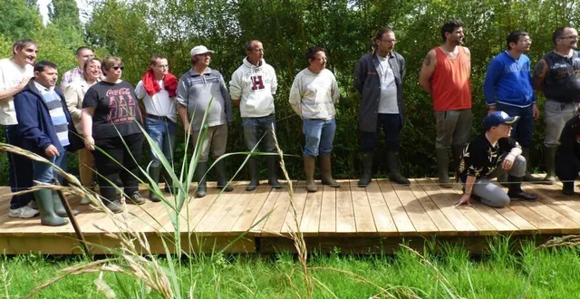photo  les travailleurs de l'esat kalista de la flèche ont reçu les félicitations pour leur travail de restauration de la passerelle d'accès au cœur du marais de cré.  &copy;  ouest-france 