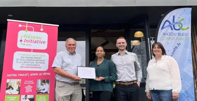 photo  lundi, juliana monin et françois soulard, repreneurs du restaurant au goût du jour, ont reçu leur prêt d’honneur de 8 000 € accordé par le réseau initiative anjou, représenté par christian menant, président du comité d’agrément local, et par edwige monnier, chargée de développement économique.  &copy;  ouest-france 