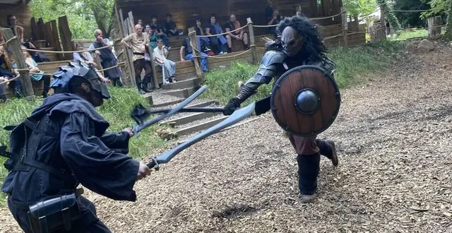 photo  dans l’arène de rustik, les visiteurs les plus courageux peuvent tenter de terrasser orques et brigands.  &copy;  archives ouest-france 