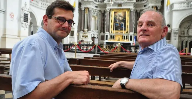 photo  laurent waquet et jean-claude ménard, ici dans l’église saint-louis, se partagent les visites du prytanée national militaire au cours de l’été.  &copy;  le maine libre 