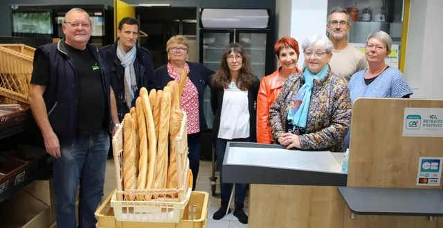 photo  de gauche à droite : daniel ricordeau, denis assier, mayline sangleboeuf, élus, à gauche accompagnés d’un groupe de bénévoles.  &copy;  le maine libre 