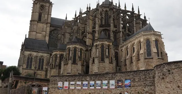photo  au ixe siècle, la cathédrale est consacrée à saint julien, premier évangélisateur du mans dont les reliques sont déposées dans le sanctuaire.  &copy;  ouest-france 