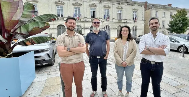 photo  thibaud meteyer, vincent michaud, marion hautreux et vincent lorre sont les coprésidents de la nouvelle version de l’association des commerçants saboliens, baptisée les vitrines de sablé.  &copy;  ouest-france 