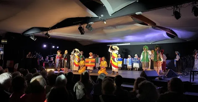 photo  ce vendredi 12 juillet, le spectacle des folklores du monde s’est ouvert sur un tableau mêlant les groupes des six nations différentes.  &copy;  ouest france 