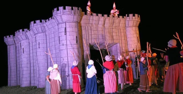photo  un 14 juillet de tradition à lavaré, c’est forcément sur la base de loisirs. la bastille, construite par les bénévoles, est en place et prendra feu à la nuit tombée.  &copy;  archive ouest-france 