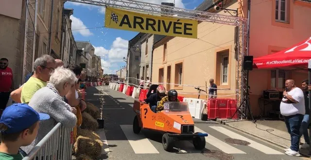 photo  plus d’une trentaine d’équipages ont tenté leur chance lors de la deuxième édition des caisses à savon de loué.  &copy;  ouest-france 