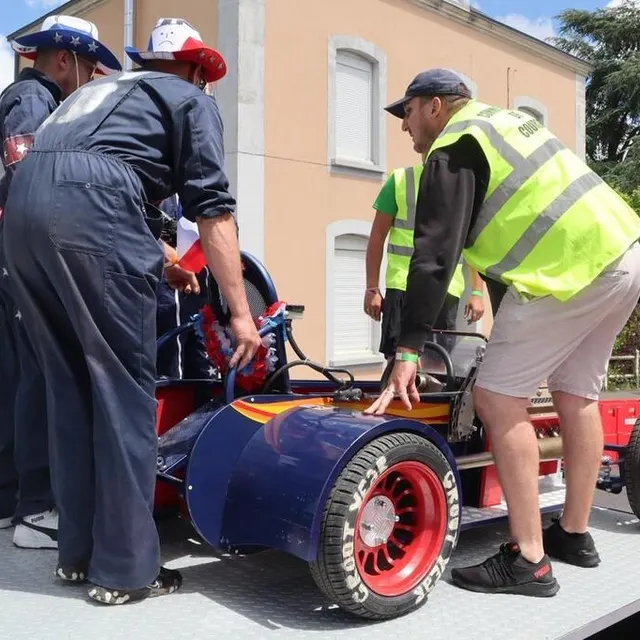 photo les pilotes et mécaniciens sur la rampe de lancement, au départ de la course.  ©  ouest-france