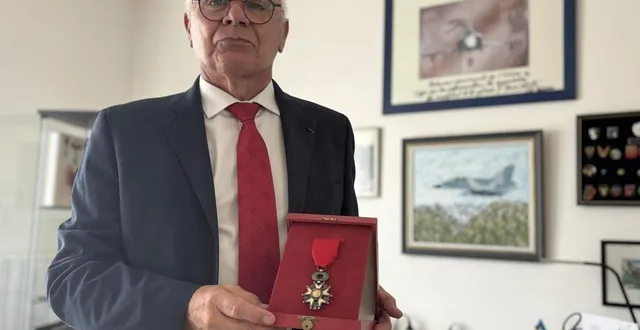 photo  joël fouquet décoré de sa légion d’honneur, qu’il reçoit en 2008.  &copy;  le maine libre 