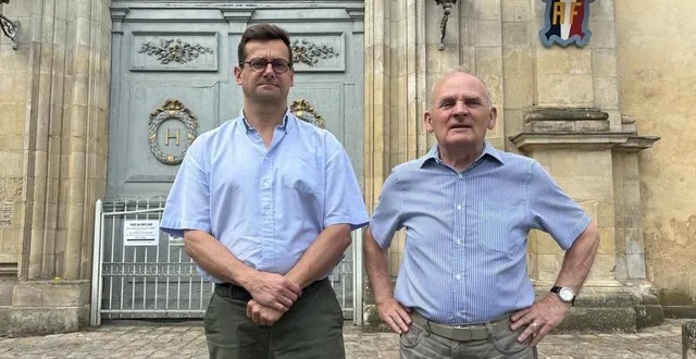 photo  laurent waquet (à gauche) et jean-luc ménard organisent des visites du prytanée national militaire à la flèche  &copy;  ouest-france. 