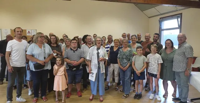 photo  odile lecomte entourée de ses amis et collègues…  &copy;  le maine libre 