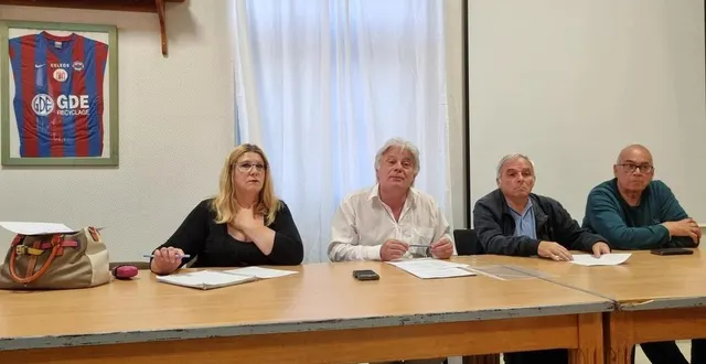 photo  hubert bayer (deuxième à droite), qui préside le football-club d’argentan depuis 2014, se dit fatigué.  &copy;  ouest-france 