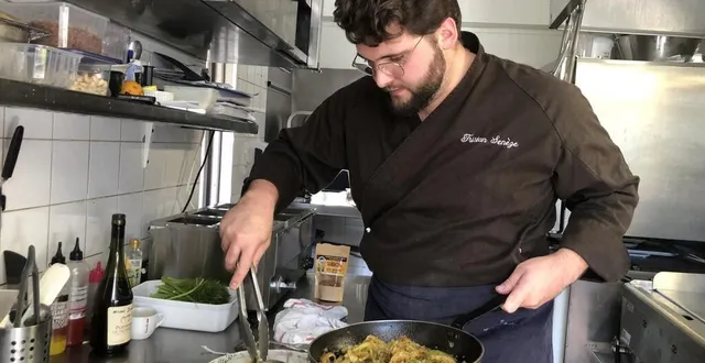 photo  le chef tristan senèze, dresse son wok de légumes d’été dans les cuisines de son restaurant la parenthèse, à flers (orne).  &copy;  ouest-france 