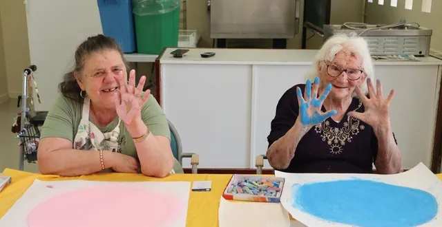 photo  les résidents repartent de l’activité art-thérapie avec le sourire.  &copy;  ouest-france 