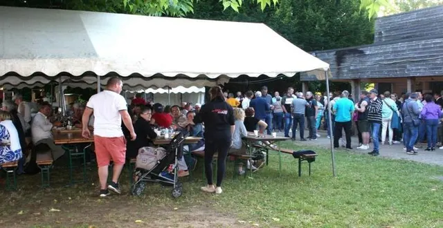 photo  il fallait être patient pour trouver une place assise sous les barnums.  &copy;  le maine libre 