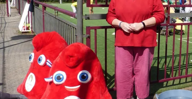 photo  emmanuelle bultel, directrice à l’accueil de loisirs d’oizé avec les mascottes des jo.  &copy;  le maine libre 