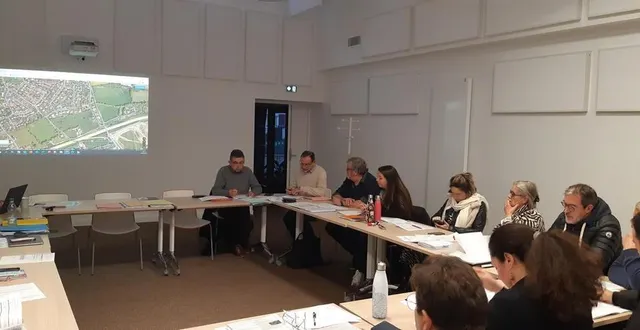 photo  le conseil réuni une dernière fois avant les vacances.    &copy;  le maine libre 