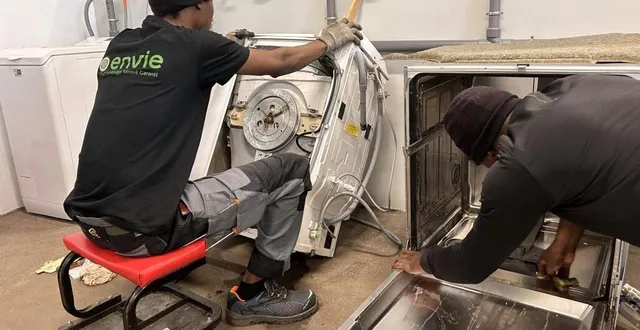 photo  chez envie, à allonnes, les salariés en insertion s’occupent de réparer les gros électroménagers.  &copy;  ouest-france 