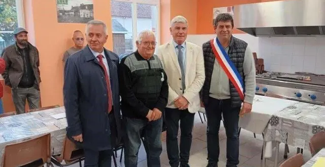 photo  michel blondeau, très ému, aux côtés du maire loïc crinier, du sénateur jean-pierre vogel, du conseiller départemental thierry lemonnier, et des habitants du village lors de la remise de sa médaille d’honneur.  &copy;  le maine libre 